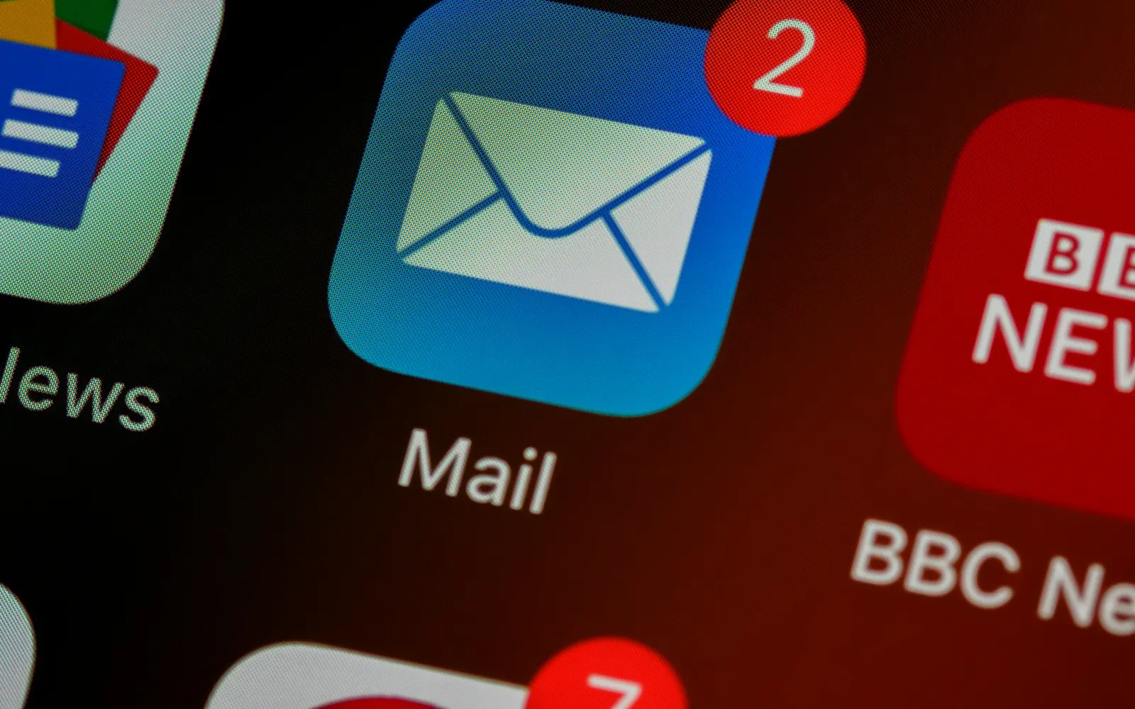 E-Mail-App mit ungelesenen Nachrichten auf einem Smartphone