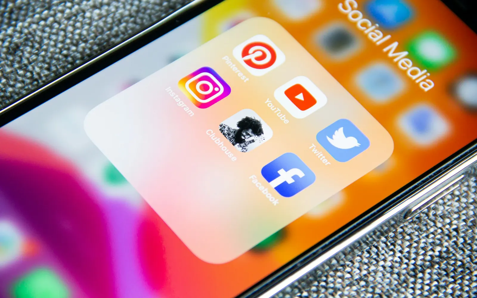 Social-Media-Apps auf einem Smartphone-Bildschirm